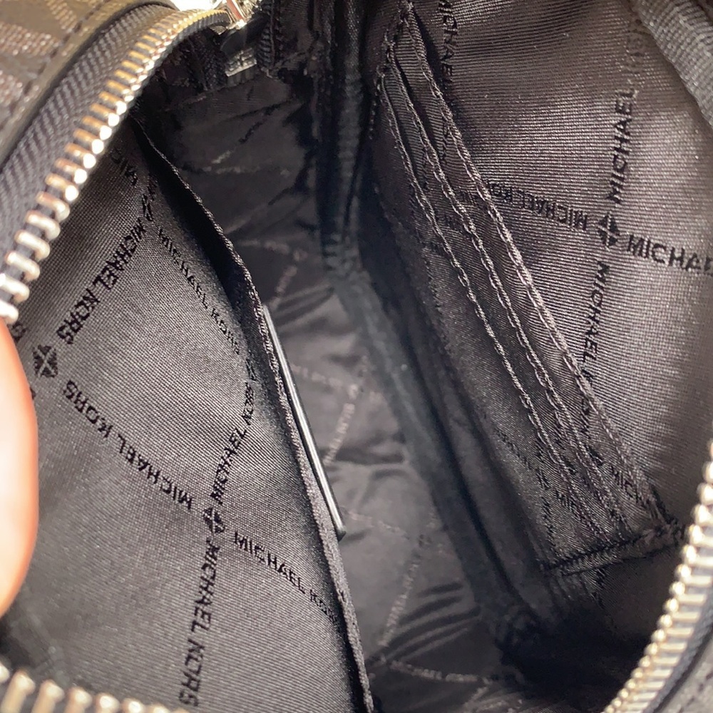 MICHAEL KORS
Jet Set Travel Medium Signature Logo Crossbody
COLOR BLACK SILVER - Picture 14 of 16